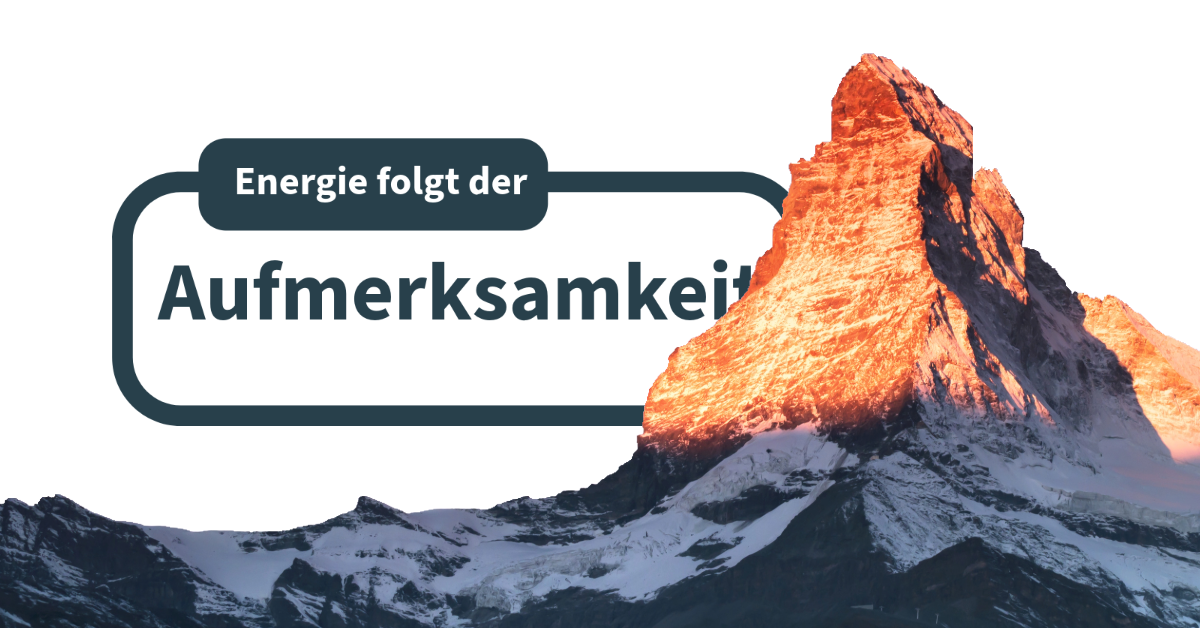 Fokus bündelt Energie: Lichtkegel auf einem Berggrat im Morgengrauen