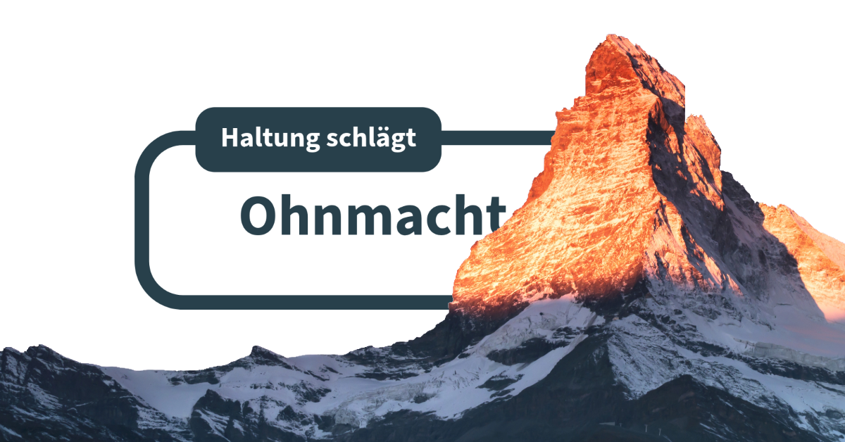 Haltung statt Ohnmacht: Blick auf einen Bergpfad, der aus dem Nebel führt